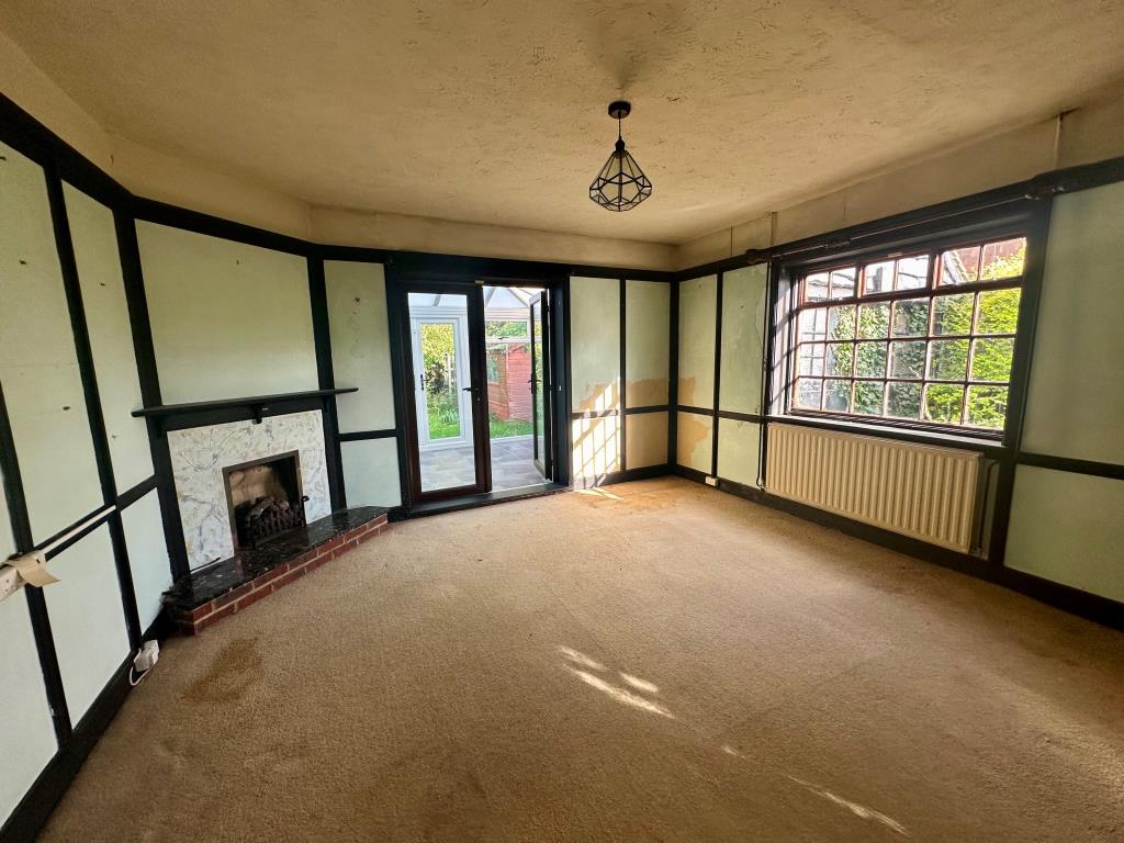 Lot: 131 - FOUR-BEDROOM DETACHED HOUSE FOR REFURBISHMENT - Dining Room